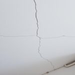 Pęknięcie na suficie w bloku spowodowane zmianami temperatury